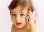 Бебе говори по телефона