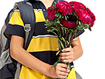 С букет цветя за Първи учебен ден